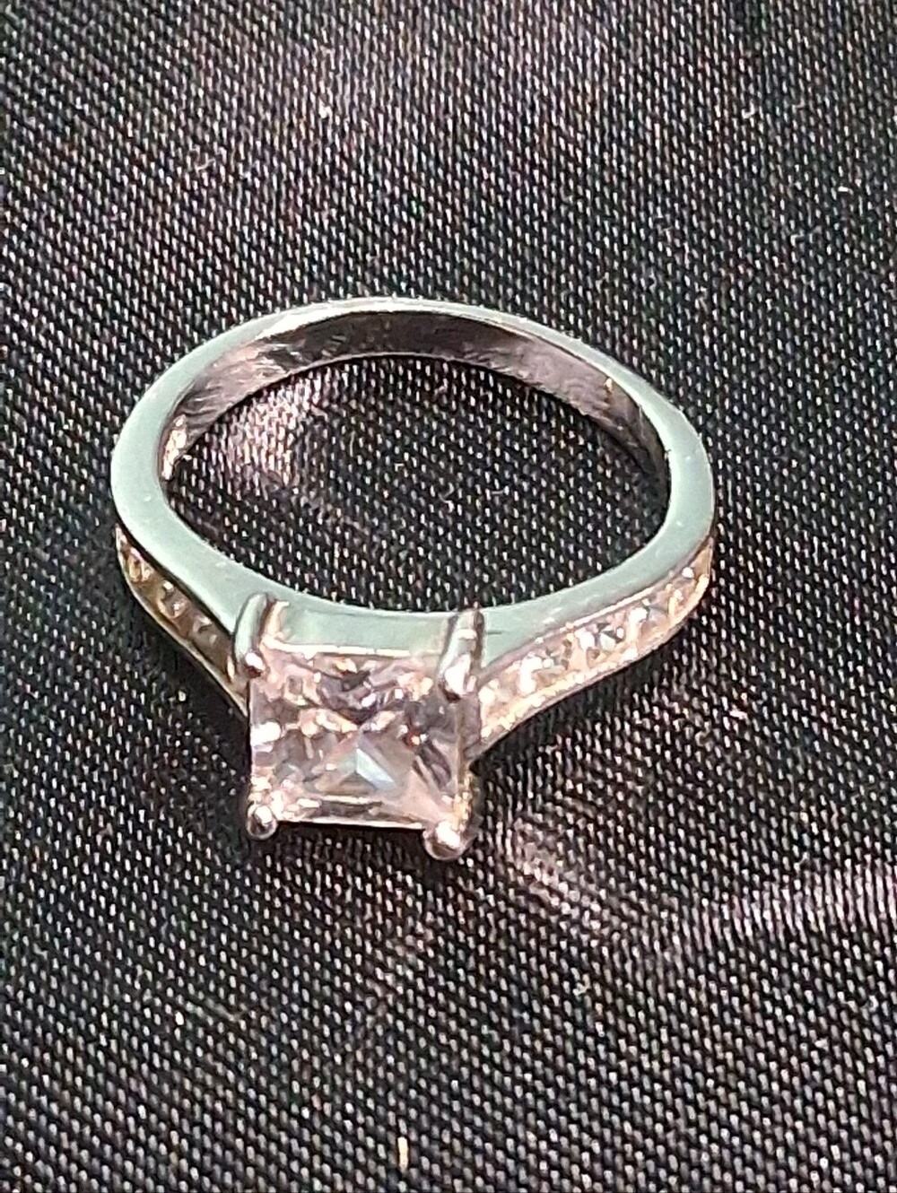 P6. 925 Sterling Silver Stamped TG Ring W Princess Cut Cubic Zirconia Size 5